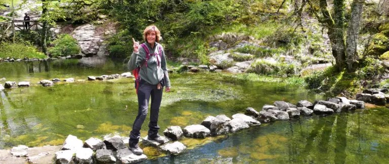 El rastro de lo invisible: ruta gamificada para identificar huellas y rastros